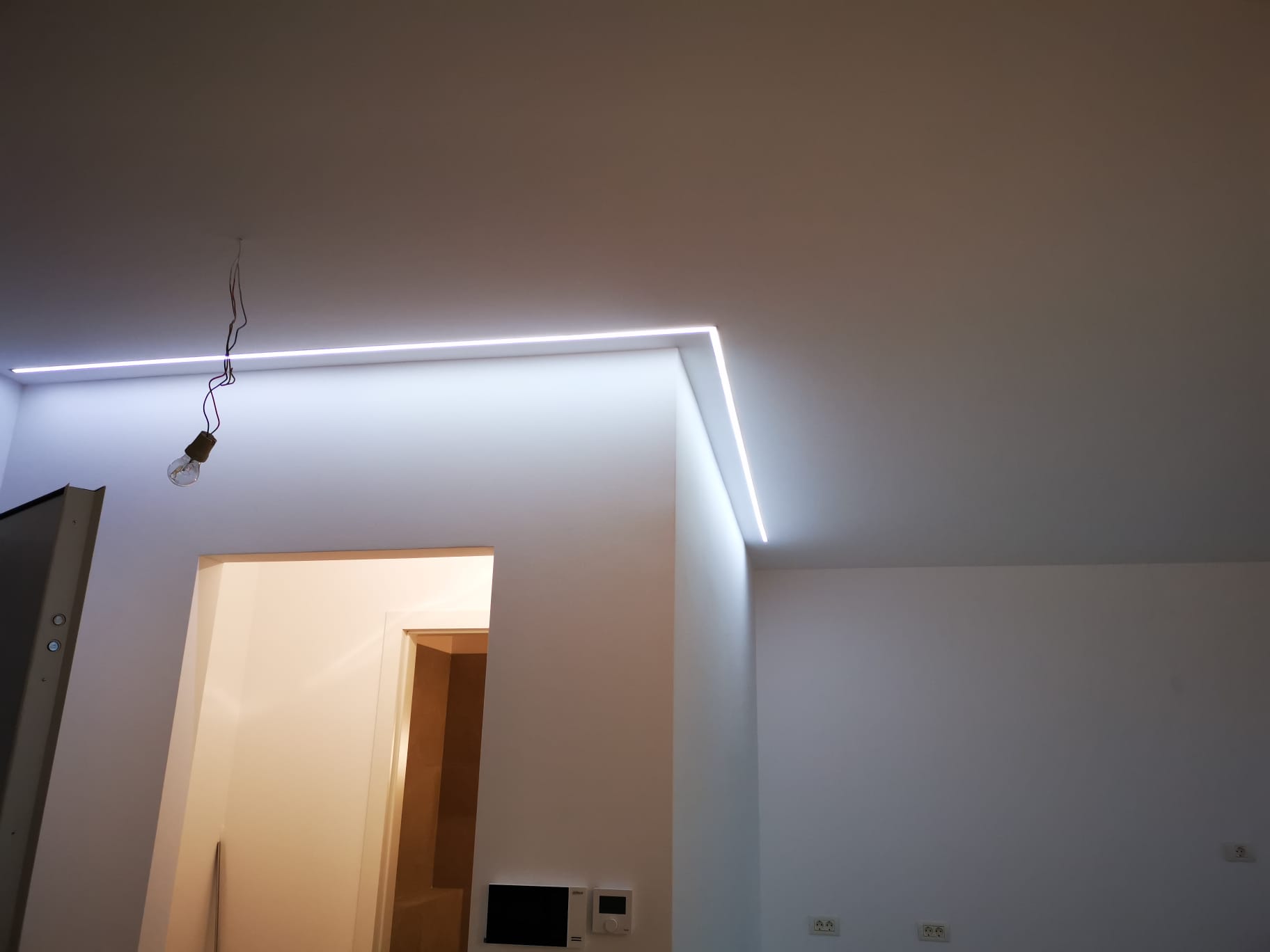 Bandă LED în plafon