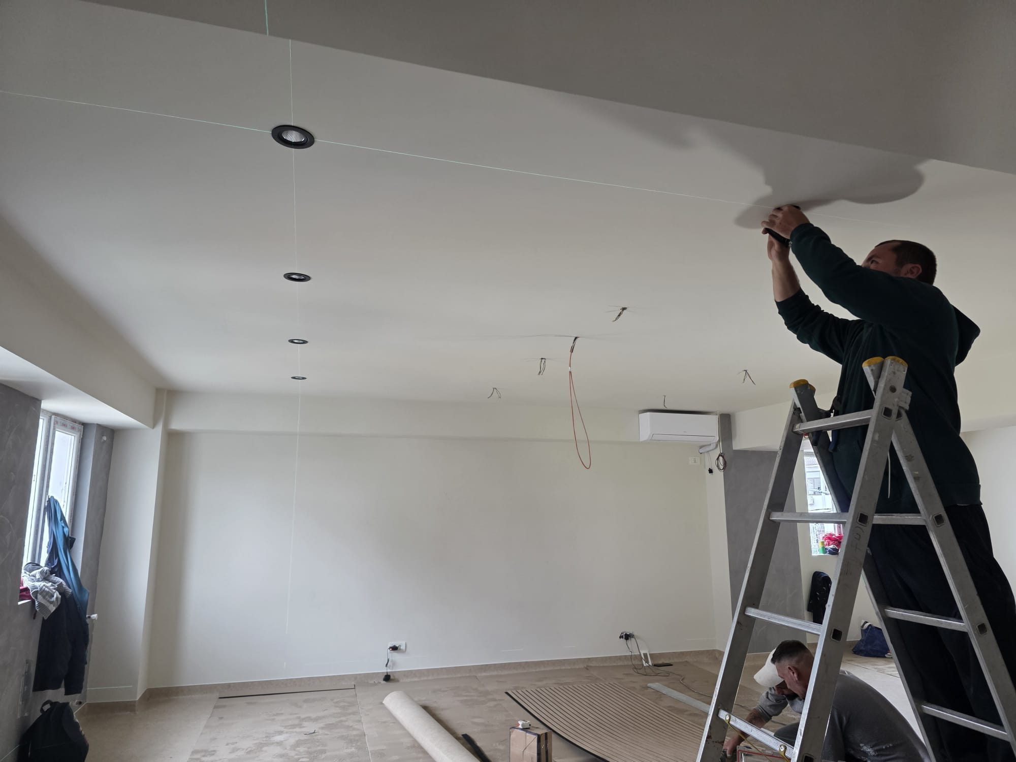 Proces montaj spoturi în tavan