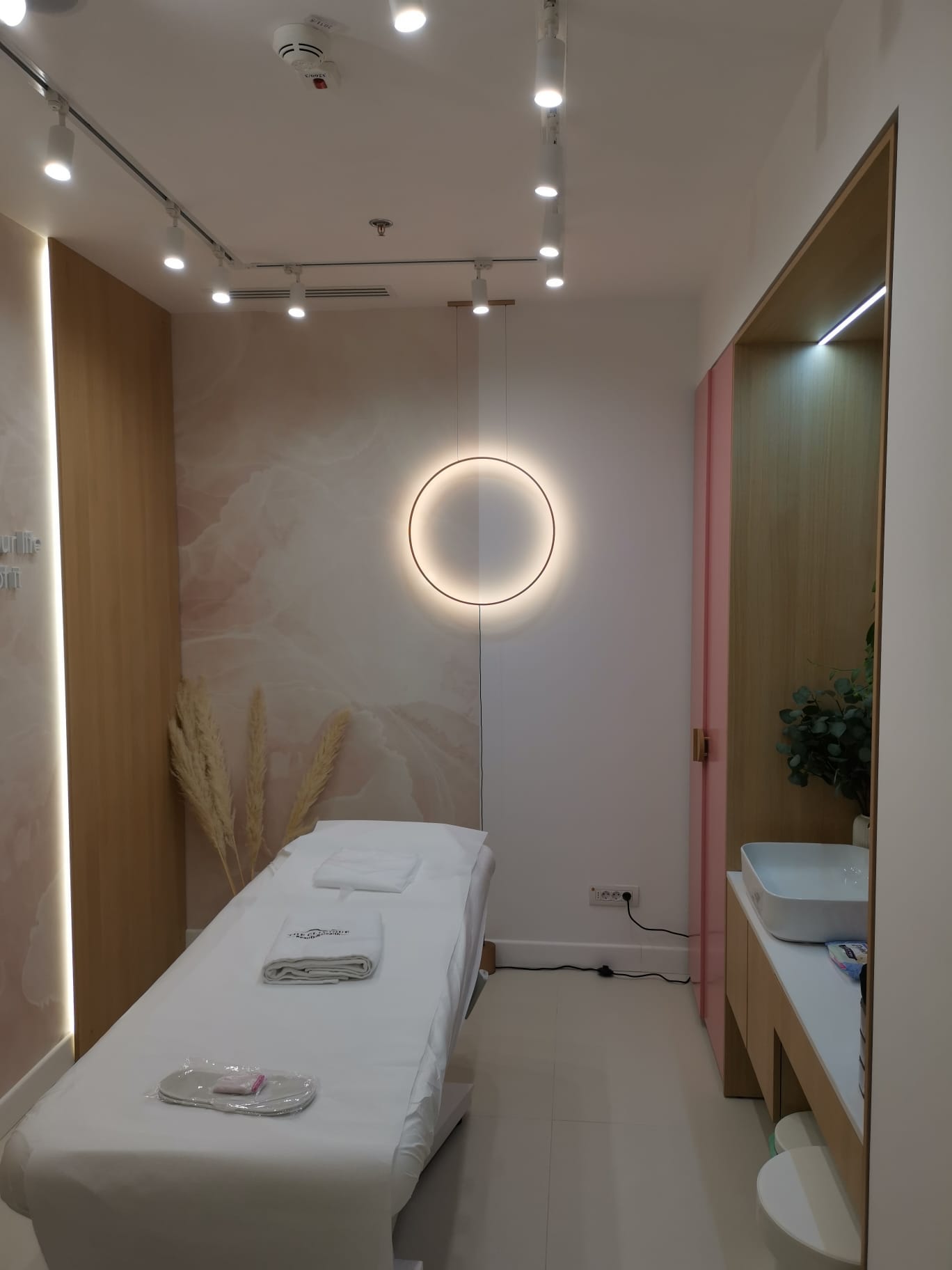 Iluminat salon tratament